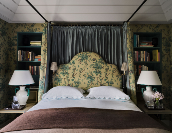 Kamar dengan tema nuansa klasik dengan aksen emas dan sentuhan bunga segar